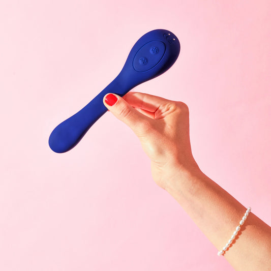 Vibrateur à double stimulation Coco - Blue dual stimulation vibrator with ergonomic curved design, smooth silicone finish, Ouiboutique branding. - 2 moteurs ou +, clitoridien, point g, suction d'air, vibrateur