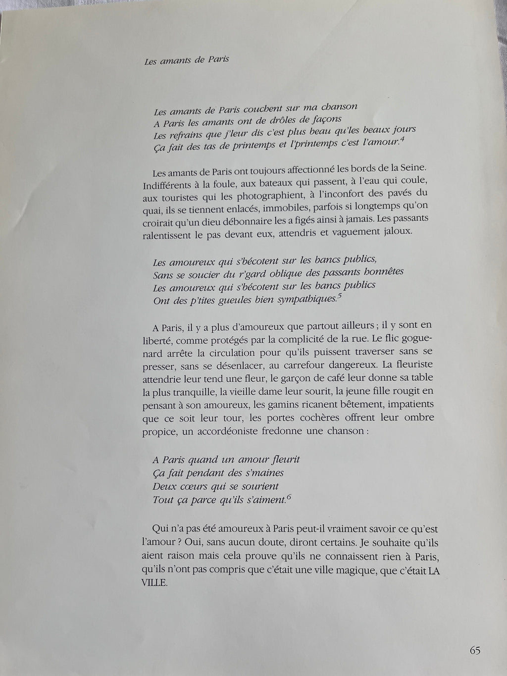Jeune fille au balcon attendant un.e amant.e - Archives sensuelles