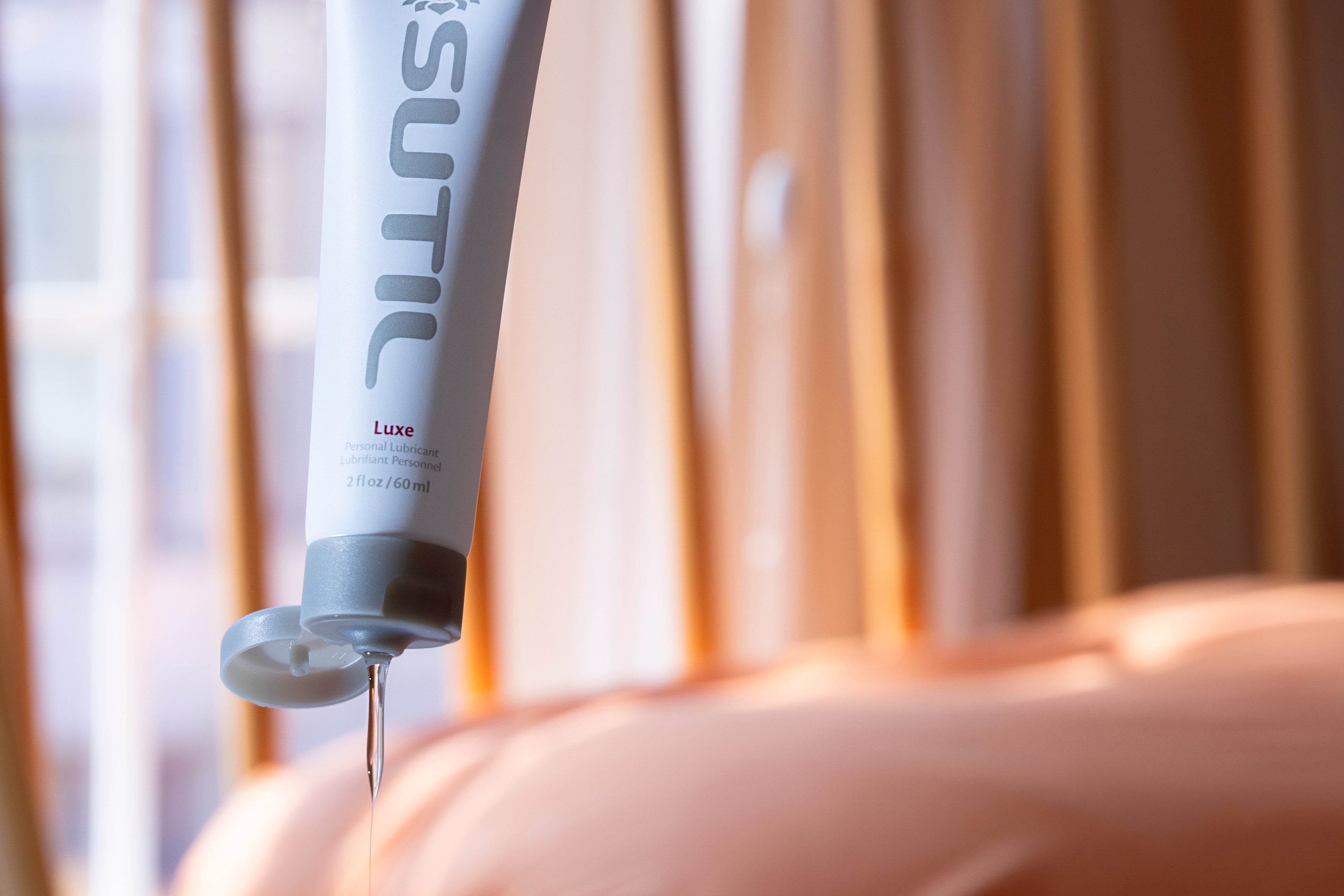 Sutil_lube_Luxe_Bottle_Pour_CloseUp