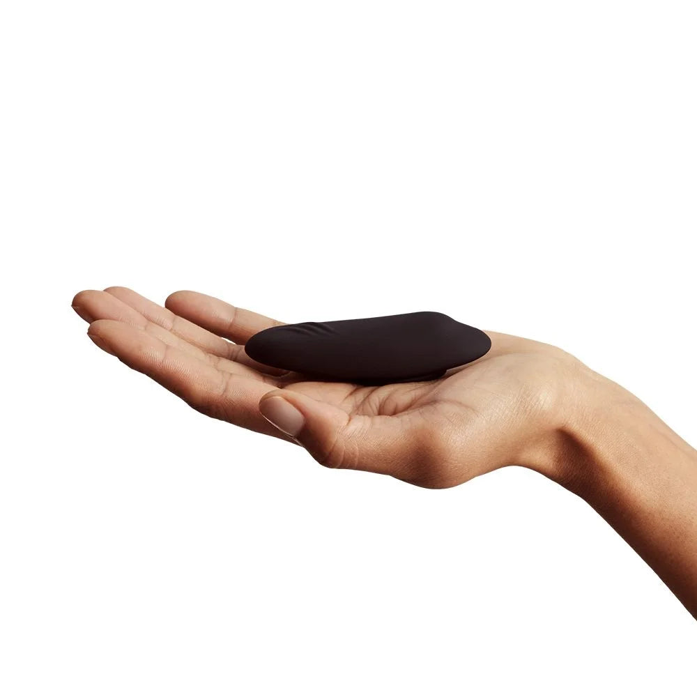 Moxie+ - Compact aqua Moxie+ clitoral vibrator held between hands with ouiboutique branding. - app, clitoridien, couple, vibrateur