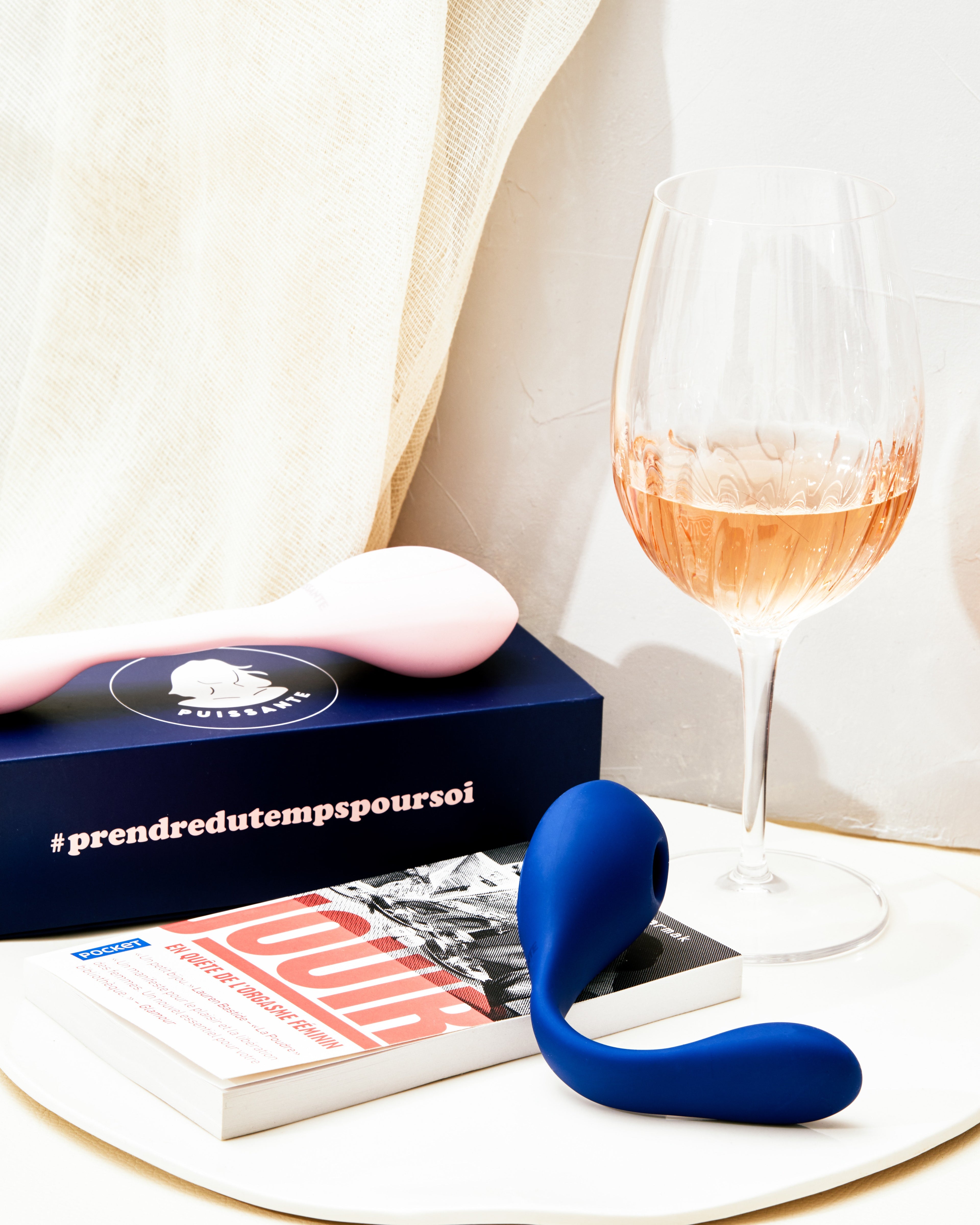 Vibrateur à double stimulation Coco - Blue dual stimulation vibrator with ergonomic curved design, smooth silicone finish, Ouiboutique branding. - 2 moteurs ou +, clitoridien, point g, suction d'air, vibrateur
