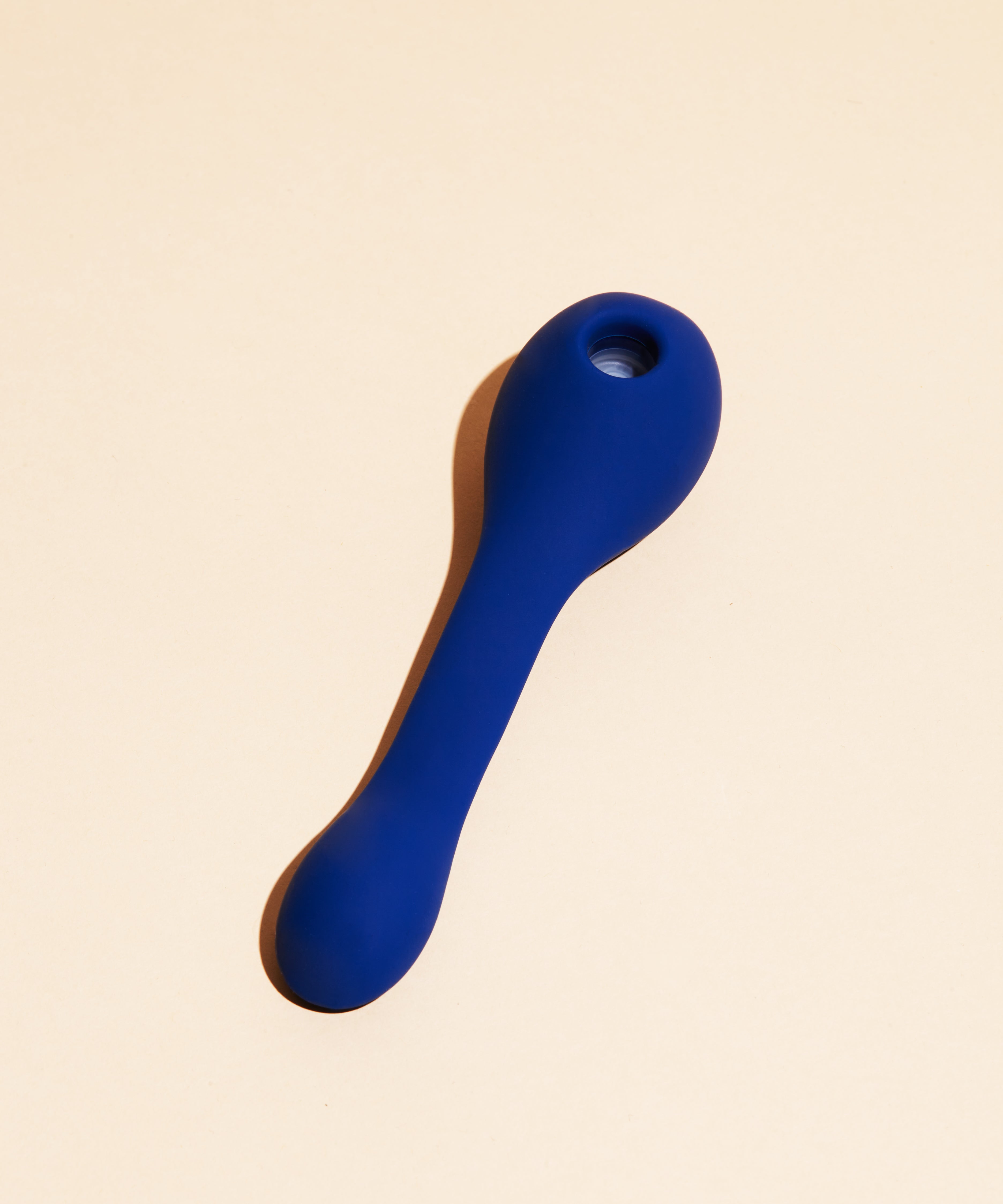 Vibrateur à double stimulation Coco - Blue dual stimulation vibrator with ergonomic curved design, smooth silicone finish, Ouiboutique branding. - 2 moteurs ou +, clitoridien, point g, suction d'air, vibrateur