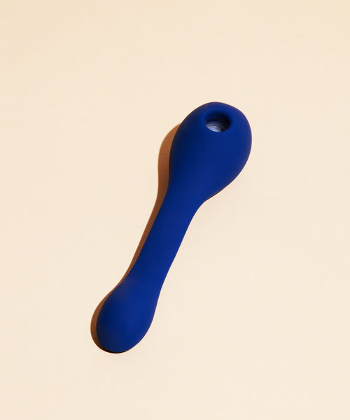 Vibrateur à double stimulation Coco - Blue dual stimulation vibrator with ergonomic curved design, smooth silicone finish, Ouiboutique branding. - 2 moteurs ou +, clitoridien, point g, suction d'air, vibrateur