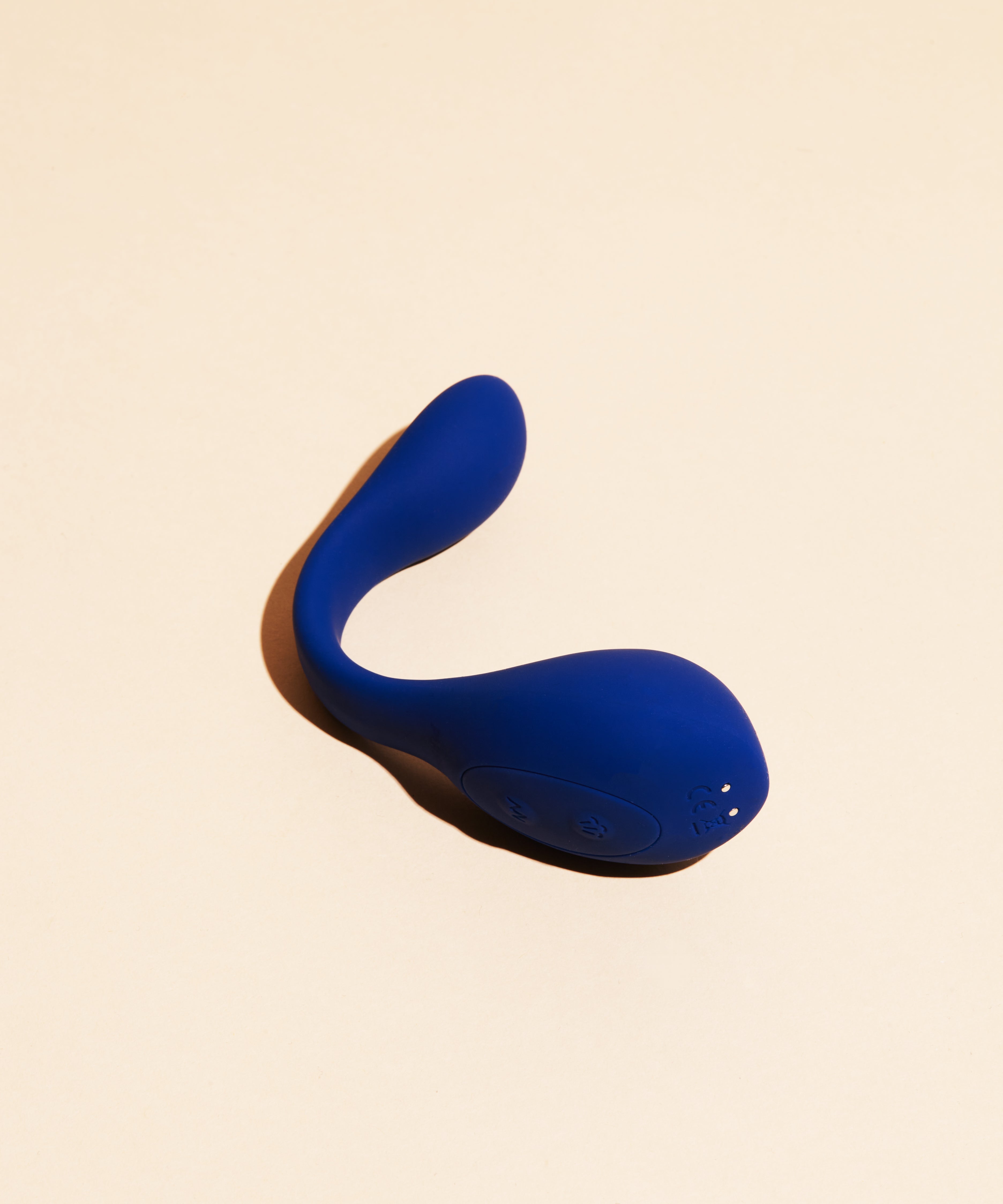 Vibrateur à double stimulation Coco - Blue dual stimulation vibrator with ergonomic curved design, smooth silicone finish, Ouiboutique branding. - 2 moteurs ou +, clitoridien, point g, suction d'air, vibrateur