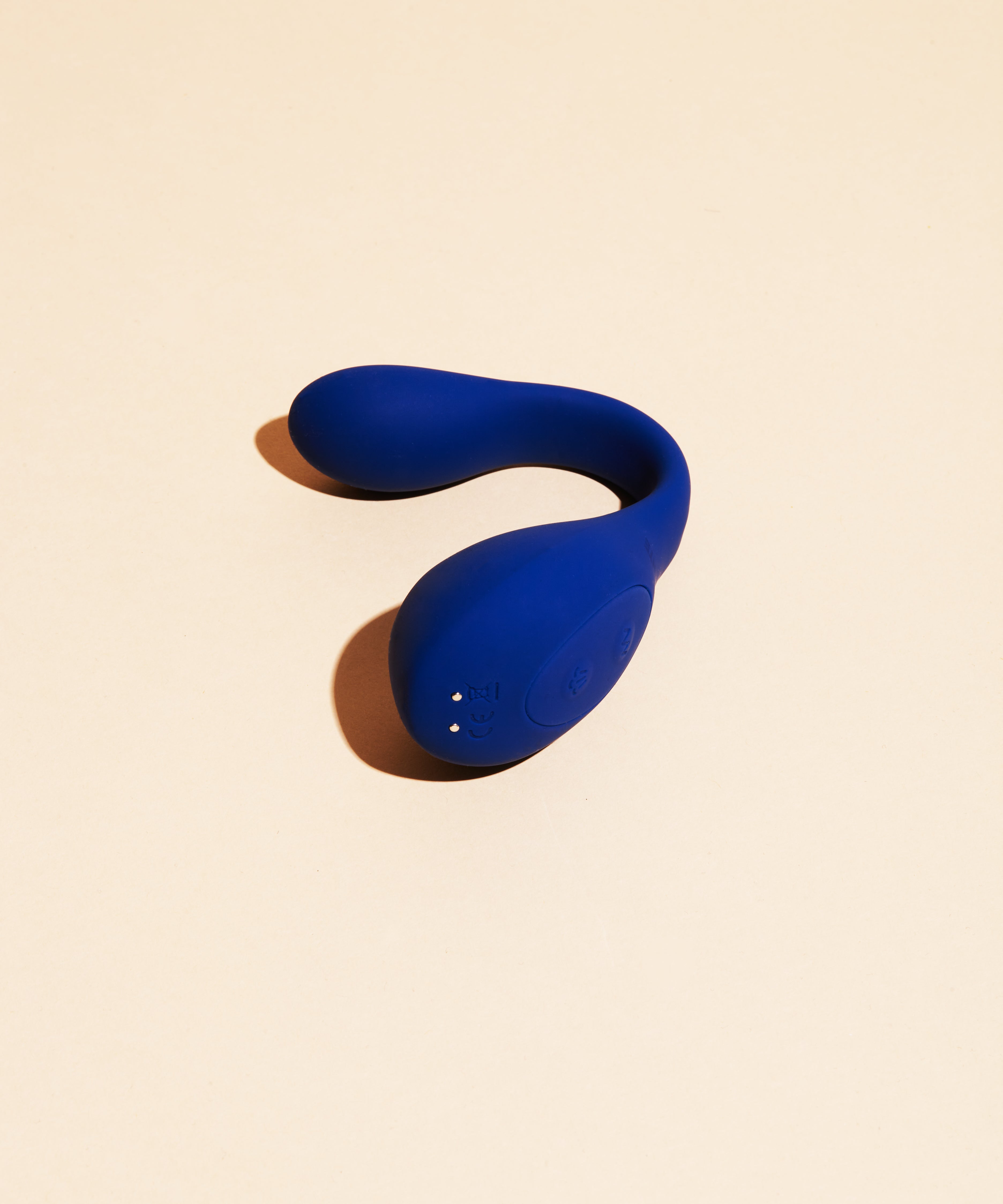 Vibrateur à double stimulation Coco - Blue dual stimulation vibrator with ergonomic curved design, smooth silicone finish, Ouiboutique branding. - 2 moteurs ou +, clitoridien, point g, suction d'air, vibrateur