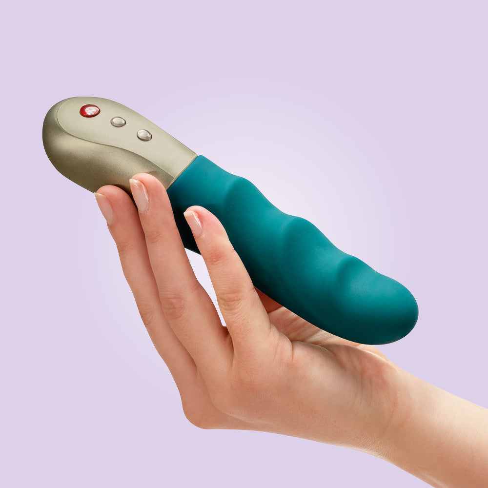Stronic Petite - Lilas Stronic Petite clitoridien vibrator with ergonomic curves and silver control buttons, ouiboutique. - clitoridien, Hands free, magnetic, point g, Rythmic, vibrateur