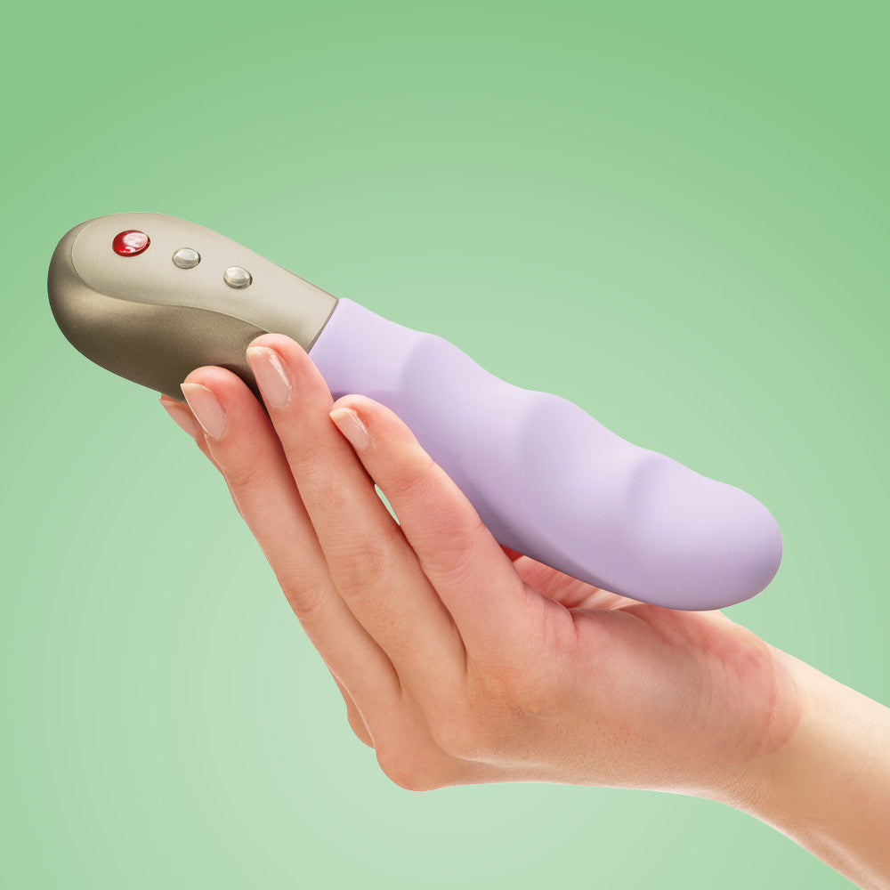 Stronic Petite - Lilas Stronic Petite clitoridien vibrator with ergonomic curves and silver control buttons, ouiboutique. - clitoridien, Hands free, magnetic, point g, Rythmic, vibrateur